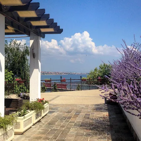 Garden In Santa Marina Village Daire